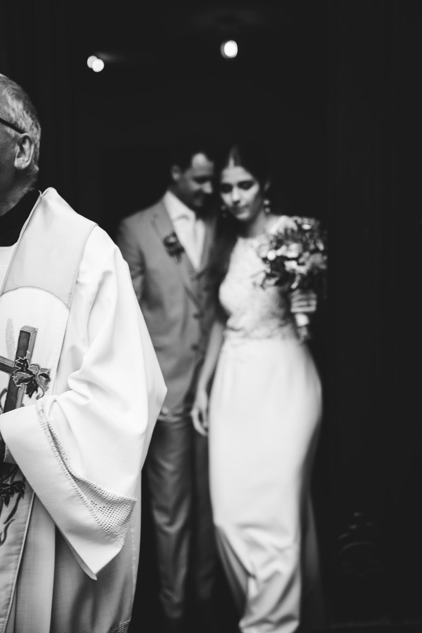 Brautpaar kommt aus Kirche
