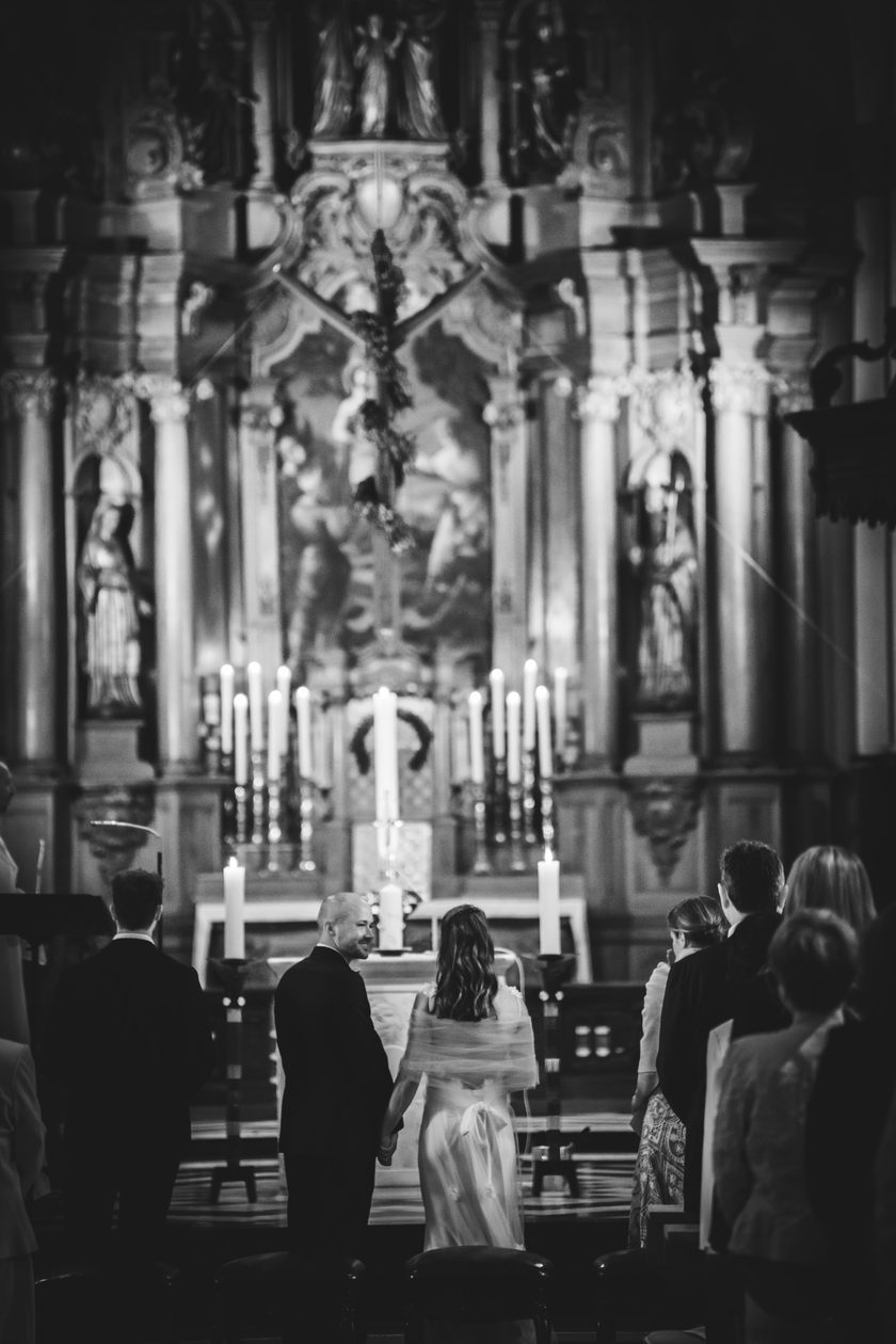 Brautpaar vor Altar